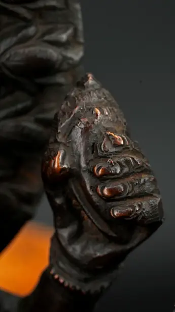 Statue sacrée bénie – Durga au lion – 33 cm, détail sculpté n°11
