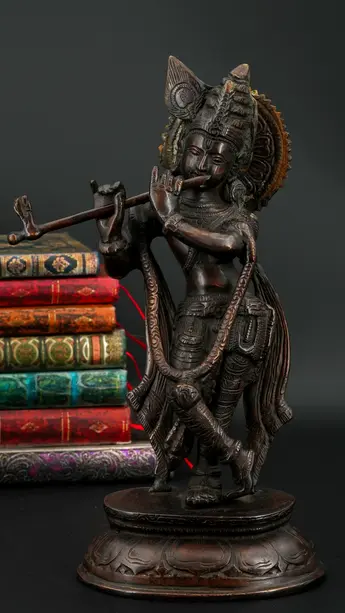 Krishna jouant de la flûte, vue de profil