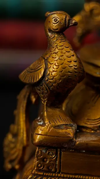 Détail du paon auprès de Murugan