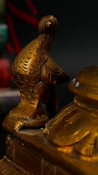 Statue sacrée bénie – Murugan au paon – 36 cm, détail sculpté n°2