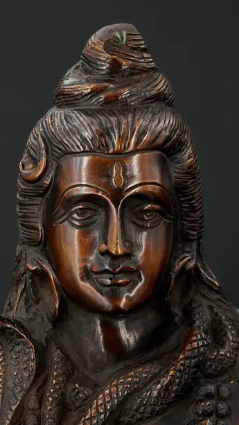Détail du visage de la statue bénie de Shiva