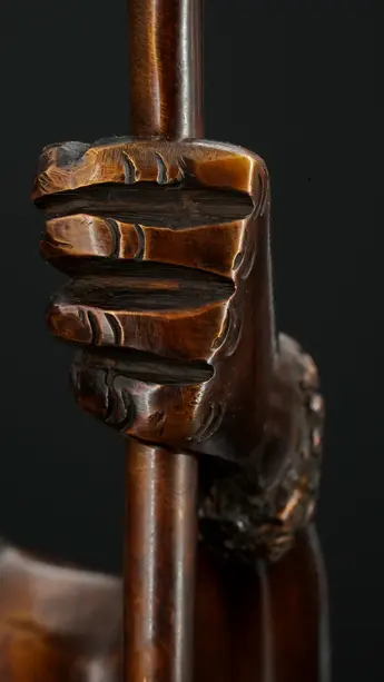 Détail de la main de Shiva tenant son attribut