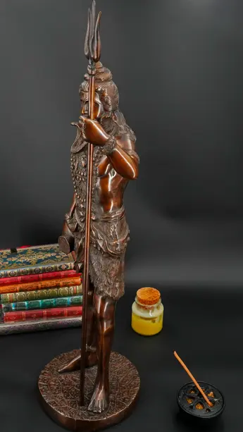 Statue bénie de Shiva provenant de Delhi, vue de profil