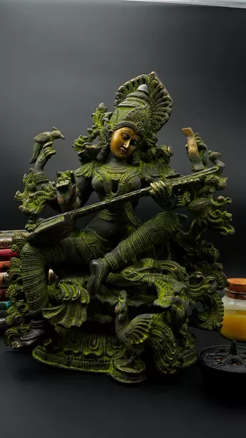Saraswati bénie jouant de la vînâ en laiton