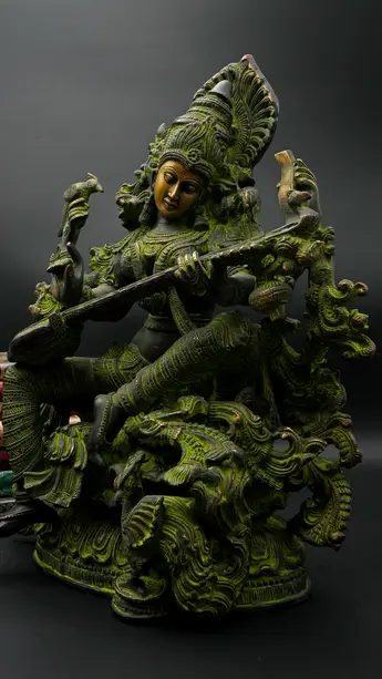 Saraswati jouant de la vînâ, vue de profil