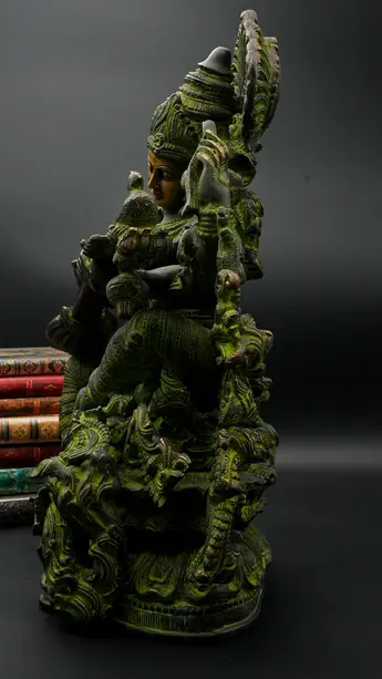 Saraswati jouant de la vînâ, vue arrière