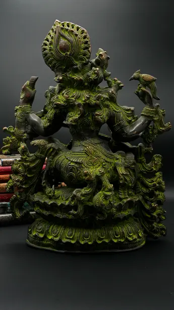 Statue sacrée bénie – Saraswati à la vînâ – 41 cm, détail sculpté n°1
