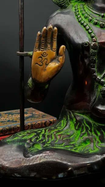 Détail de la main en mudra du grand Shiva