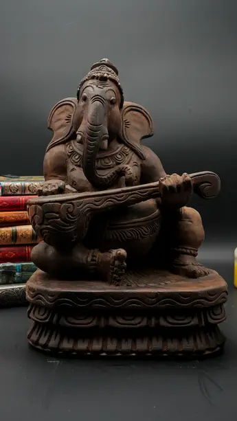 Ganesh béni jouant de la vînâ, sculpté en bois de neem, vue complémentaire n°4