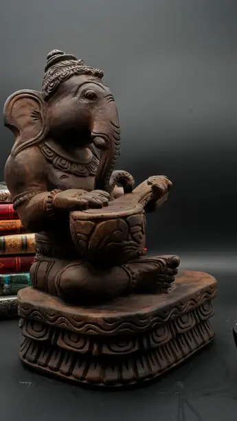Ganesh à la vînâ en bois de neem, profil droit