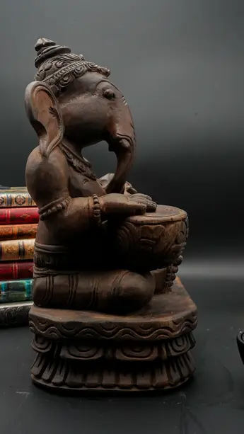 Ganesh à la vînâ en bois de neem, profil gauche