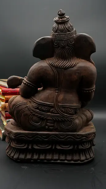 Ganesh à la vînâ en bois de neem, vue arrière