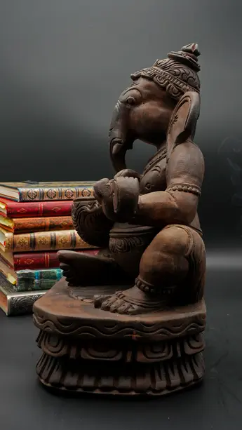 Ganesh béni jouant de la vînâ, sculpté en bois de neem, vue complémentaire n°8