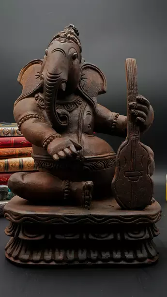 Ganesh béni jouant du violoncelle, sculpté en bois de neem, vue complémentaire n°2