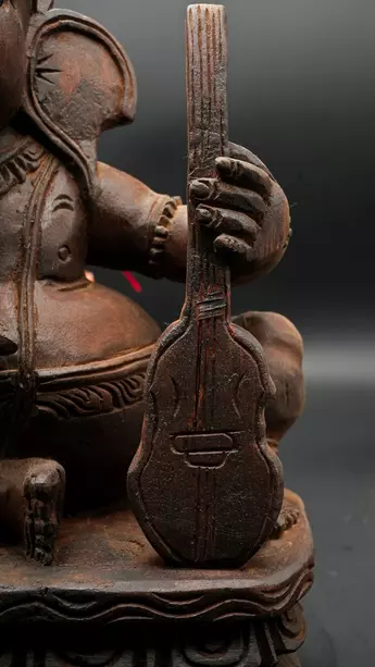 Ganesh au violoncelle en bois de neem, profil droit