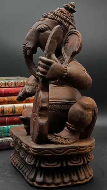 Ganesh au violoncelle en bois de neem, profil gauche