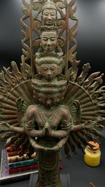 Statue bénie d’Avalokiteshvara aux 1 000 bras, vue de face