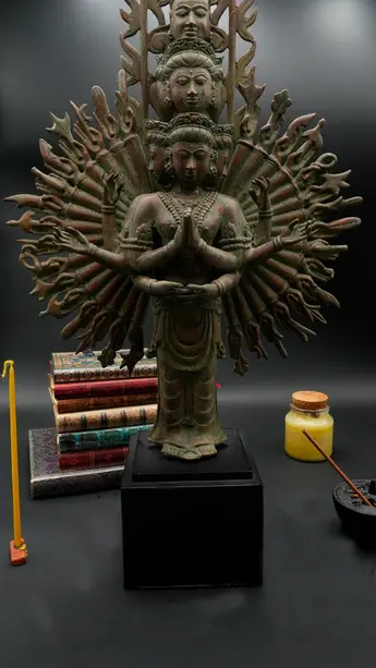 Statue bénie d’Avalokiteshvara aux 1 000 bras en laiton, vue complémentaire n°4