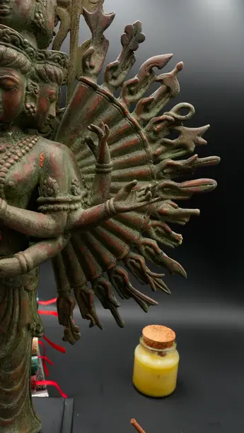 Statue bénie d’Avalokiteshvara aux 1 000 bras en laiton, vue complémentaire n°6
