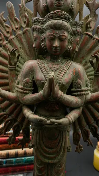 Statue bénie d’Avalokiteshvara aux 1 000 bras en laiton, vue complémentaire n°7