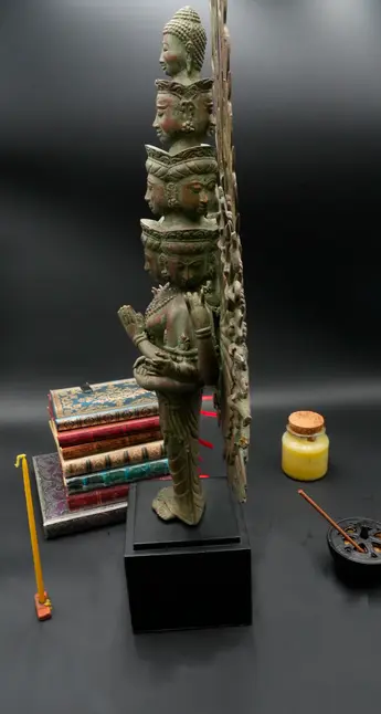 Statue bénie d’Avalokiteshvara aux 1 000 bras, vue de profil
