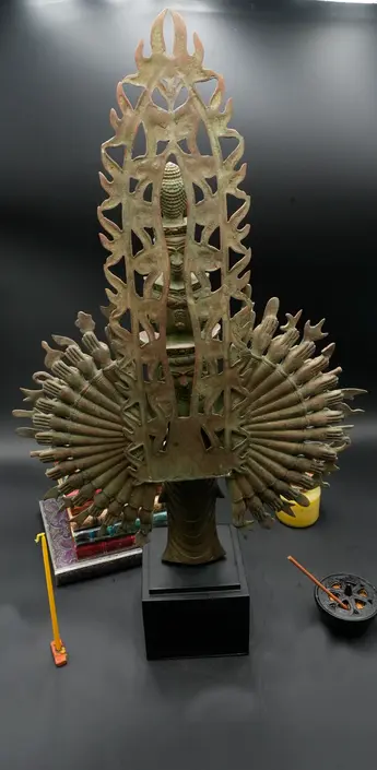 Statue bénie d’Avalokiteshvara aux 1 000 bras, vue arrière