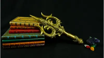 Trishula doré posé sur des livres