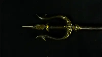 Vue de face des pointes du trishula