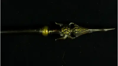 Vue opposée du trishula en laiton