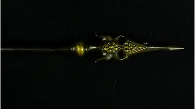 Trishula trident en laiton sur fond noir