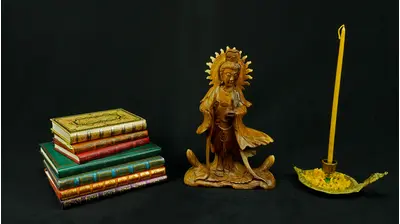 Guanyin bénie sculptée en bois de Suar