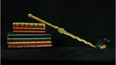 Épée flamboyante en laiton présentée sur des livres