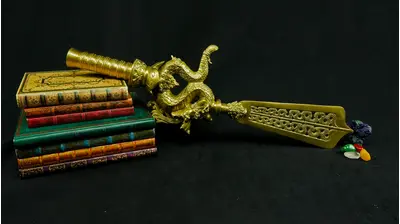 Grande dague rituelle Dragon n°2 présentée sur des livres
