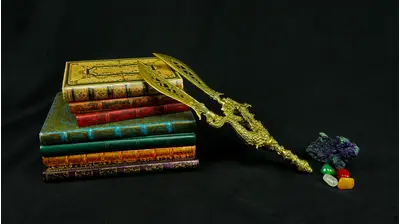 Lance Majapahit du Dragon présentée sur des livres