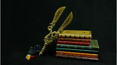 Lance Majapahit posée sur des livres