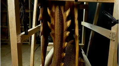 Grand dragon béni sculpté en bois de suar, détail complémentaire n°7