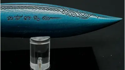 Motifs gravés sur la première face de la lame
