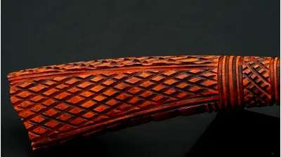 Détail de la poignée en bois de la dague Meed Mor