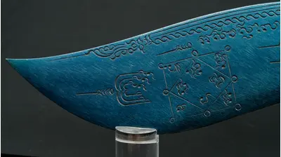 Détail de la pointe courbe de la dague rituelle