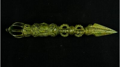 Vue opposée du grand phurba en laiton