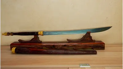 Vue opposée de la grande épée en Lek Nam Phee