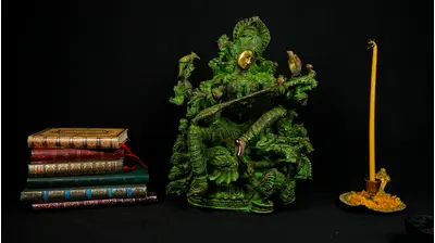Saraswati bénie jouant de la vînâ en laiton