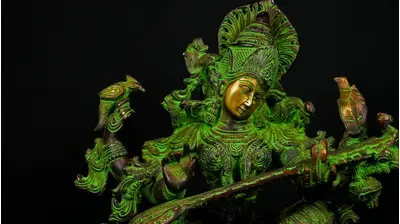Statue sacrée bénie – Saraswati à la vînâ – 31 cm, détail sculpté n°9