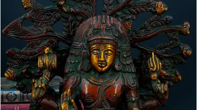 Détail du visage de Dhakshinamurti sous son arche