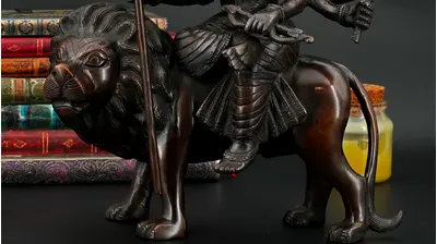 Statue sacrée bénie – Durga au lion – 33 cm, détail sculpté n°8