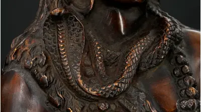 Détail des colliers sculptés de Shiva