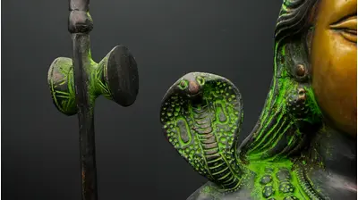 Détail d’une main et des ornements du grand Shiva