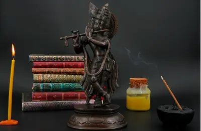 Krishna béni jouant de la flûte en laiton