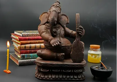 Ganesh béni jouant du violoncelle, sculpté en bois de neem