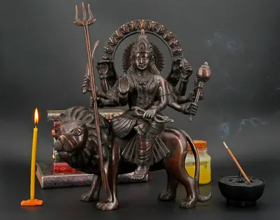 Durga bénie en laiton accompagnée de son lion